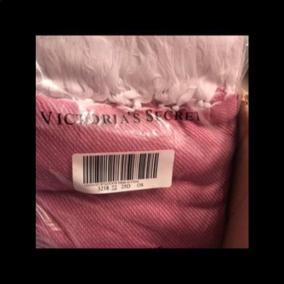 NIP VS PINK TASSEL BEACH BLANKET RUBY - Picture 4 of 4